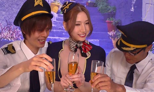 Bé tiếp viên zú pự phục vụ cả hành khách lẫn cơ trưởng